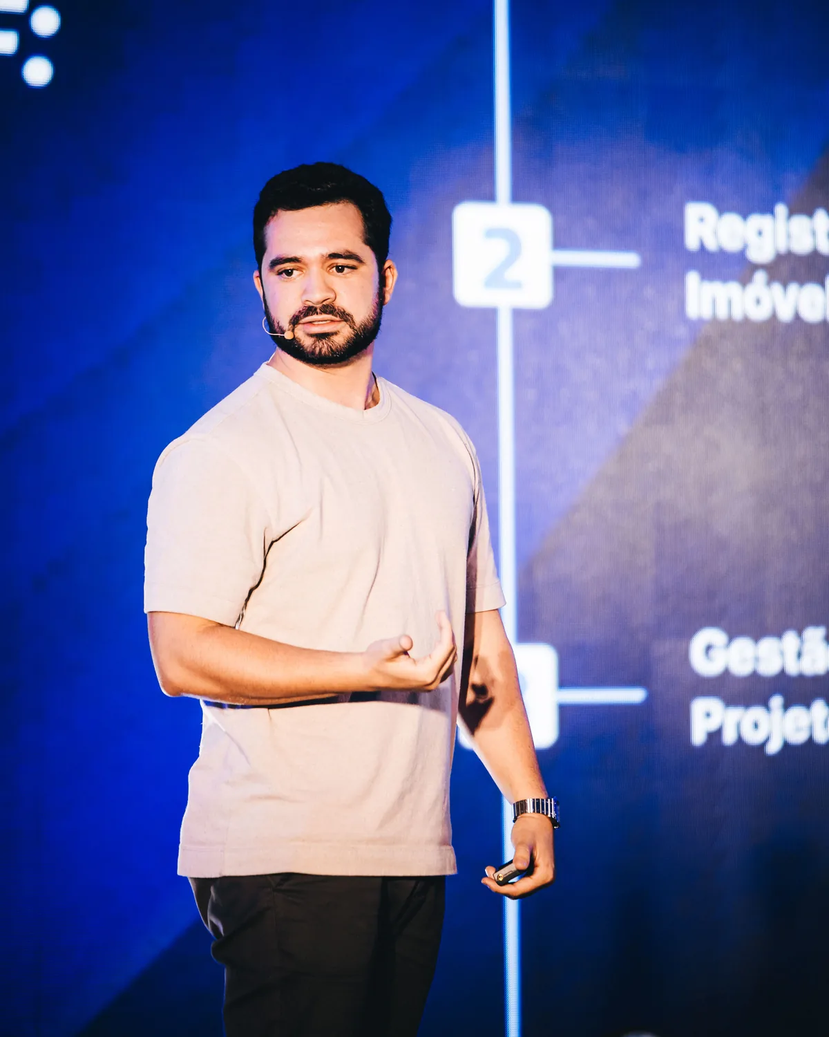 Israel Grado palestrando no palco